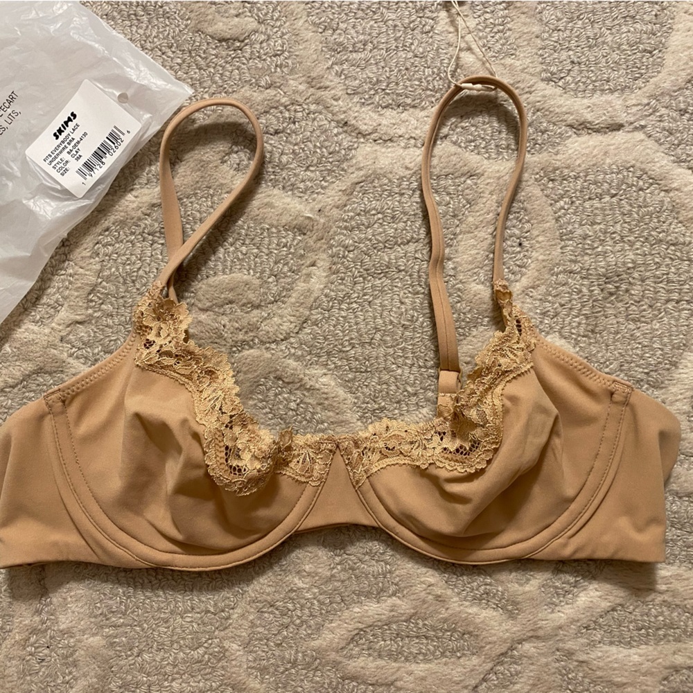 Skims Fits Everybody Lace bra NWT